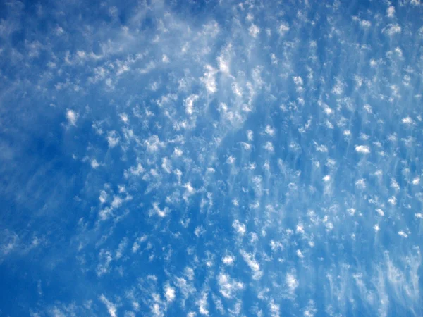 Nubes esponjosas sobre la masa de tierras — Foto de Stock