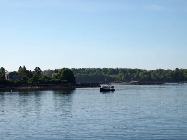 Fiskebåt vilar i vatten med casco bay utanför kusten av ön kvickhet — Stockfoto