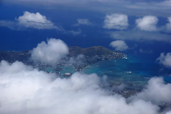 Vista aérea de Kuapa Pond, Hawaii Kai Town, Portlock, nubes y — Foto de Stock