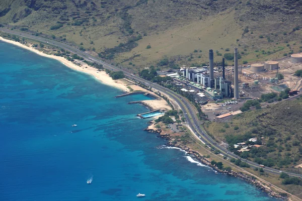 Aerial view of Kahe Point Power Plant along the ocean with highw — Stock Photo, Image