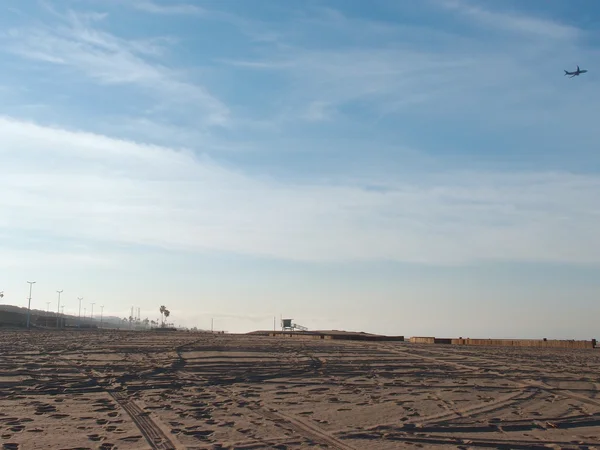 Trilhas de pneus na areia em um Dockweiler Beach State Park vazio — Fotografia de Stock