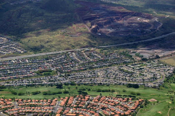 Aerial of Highway,  Kapolei homes, golf course, and quarry on Oa — Stock Photo, Image