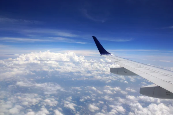 Altura aérea en el cielo disparada desde arriba de las nubes con el ala —  Fotos de Stock
