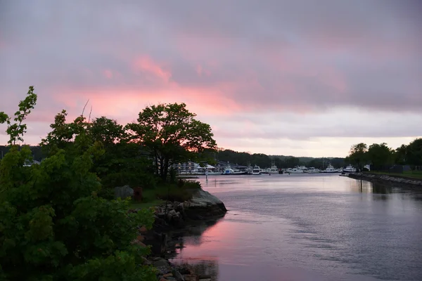 La luz del atardecer brilla sobre el canal Blynman —  Fotos de Stock