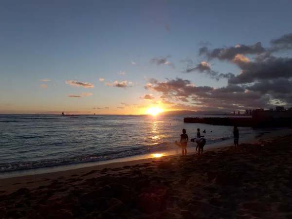 Lidé sledovat dramatické západ slunce na pláži san souci — Stock fotografie