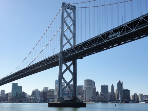 Bay bridge en san francisco stadsgezicht — Stockfoto