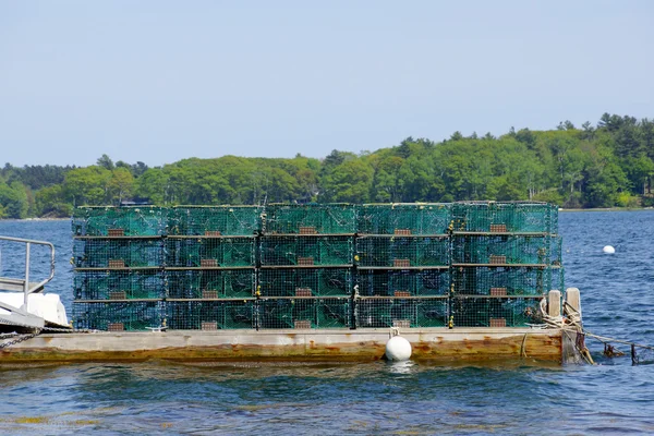 Pièges à homard sur un quai de pêche dans le Maine côtier, Nouvelle-Angleterre — Photo