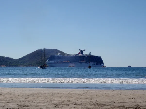 Carnaval bateau de croisière repose dans la baie avec de petits bateaux à forground — Photo