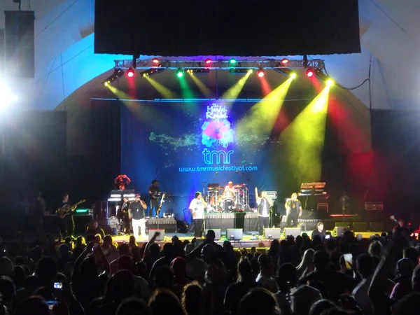 Macho de Rebel Souljahz canta en el escenario en Mayjah Rayjah Concert —  Fotos de Stock