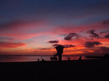 Dusk stand-up pad ile dramatik gökyüzü aydınlatma Kaimana Beach
