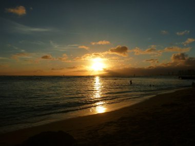 San Souci plajda dramatik günbatımı