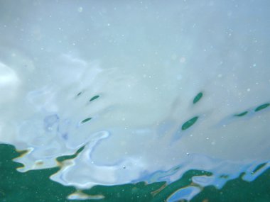 Okyanus su su dalgalanmalar ile mavi gökyüzüne bakarak ve bir