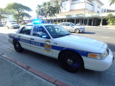 Honolulu polis departmanı polis arabanın ışıkları ala moana üzerinde flash 