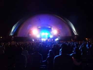 konser sırasında sahneye onlar reçel gibi insanlar soya izle