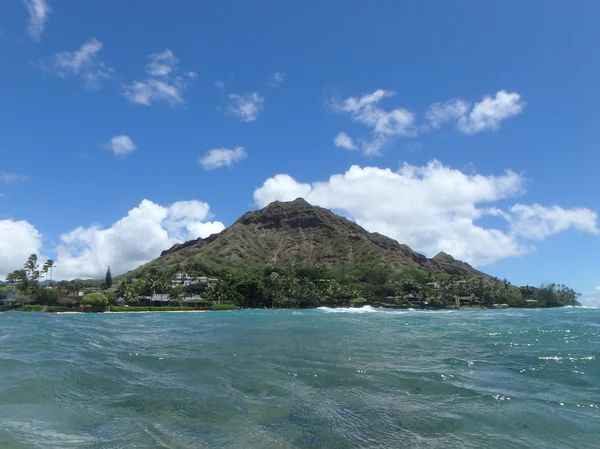 Strand en makalei beach park met Zeedijk, kokosnoot bomen, huizen, — Stockfoto