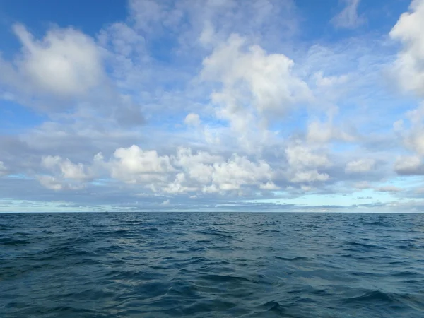 Shallow wavy ocean waters of Waimanalo bay looking into the paci — Stock Photo, Image