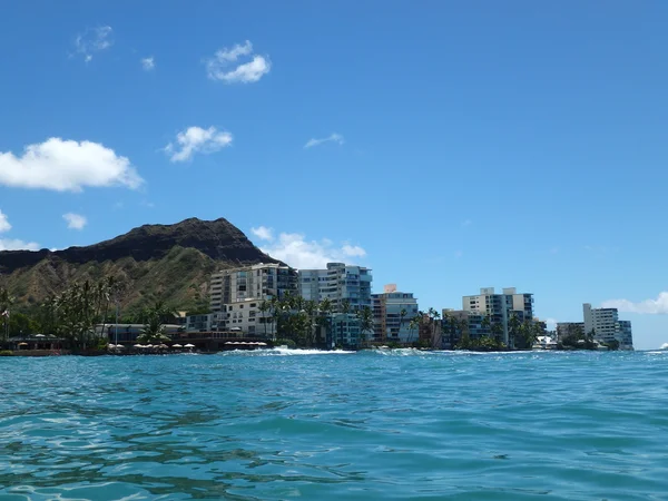 Waikiki golven schoot naar Zeedijk, met kokospalmen, condo bui — Stockfoto