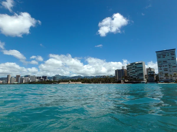 Historische natatorium, condomiums, waikiki, honolulu stadsgezicht en — Stockfoto