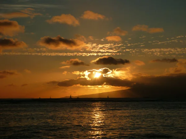 Dramático atardecer a través de las nubes sobre el océano Pacífico — Foto de Stock