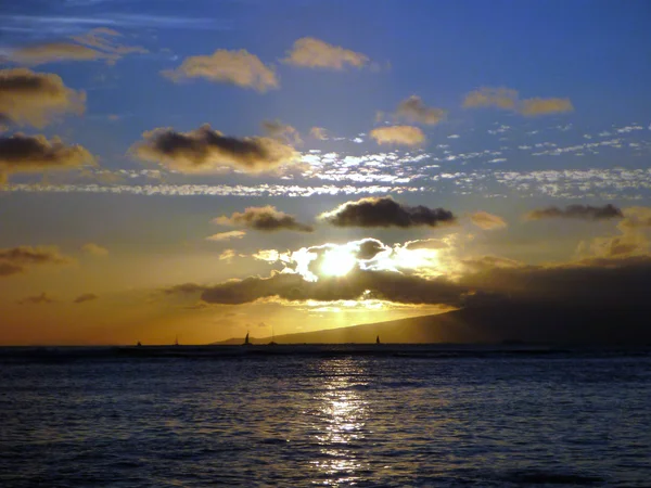 Dramático atardecer a través de las nubes sobre el océano Pacífico — Foto de Stock