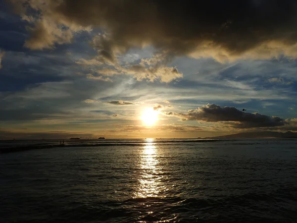 ワイキキの海に沈む夕日 — ストック写真