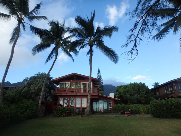 Red Two Story Beach House con cocoteros altos — Foto de Stock