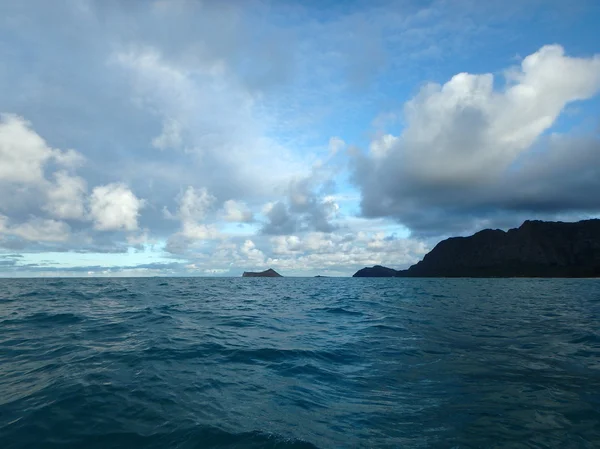 Onda suave em Waimanalo Bay olhando para a ilha do coelho e R — Fotografia de Stock