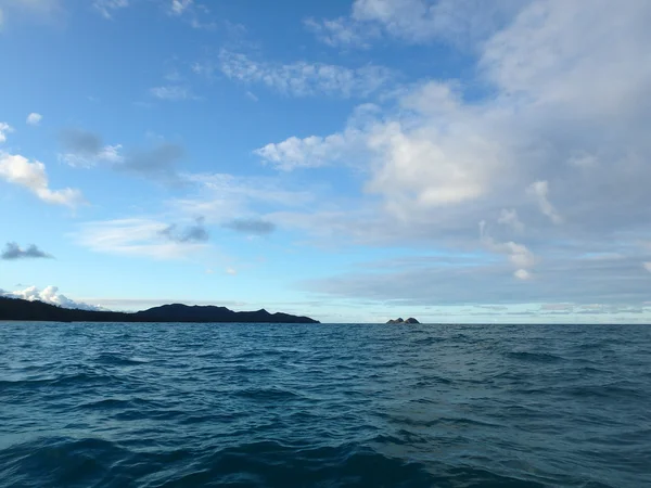 Залив Вайманало в сумерках смотрит в сторону мохнатых островов — стоковое фото