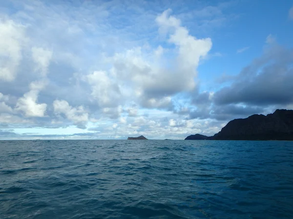 Zachte Golf in Waimanalo Bay op zoek naar Rabbit island en R — Stockfoto