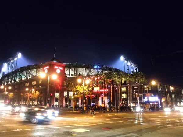 Fuori AT & T Park di notte come la luce splende nello stadio durante s — Foto Stock