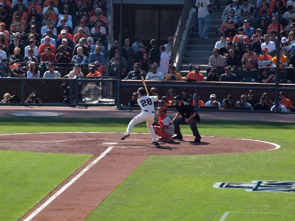 Buster Posey levanta el pie mientras se prepara para los columpios en el terreno de juego —  Fotos de Stock