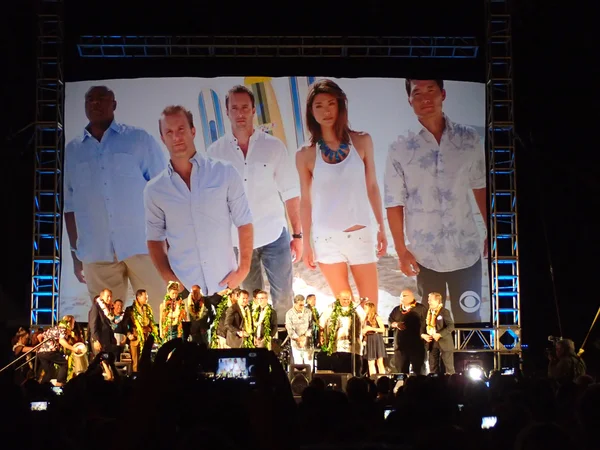 Cast of Hawaii 5-0 Television show season 5 stands on stage — Stock Photo, Image