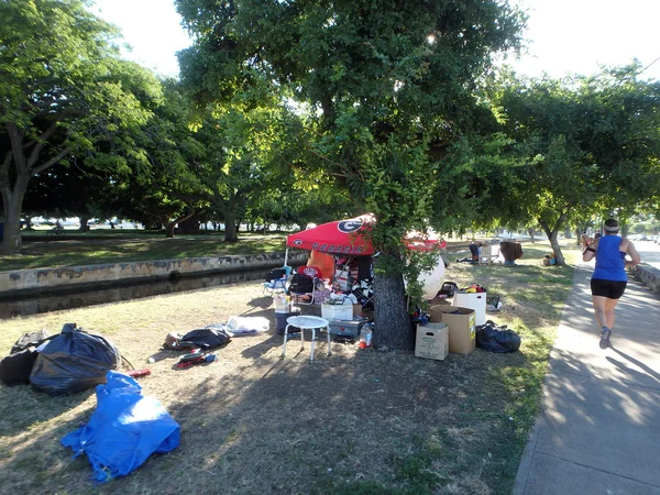 Campeggio tenda senza tetto in Ala Moana Beach Park con corridore gestito — Foto Stock