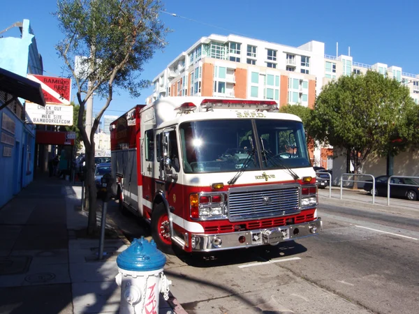 SFFD röd brandbil parkerad på 4th street med solen reflekteras i t — Stockfoto