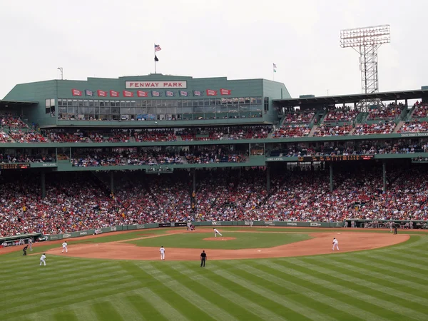 Red Sox Pitcher tim Wakefield wirft einen Pitch auf eine Eiche Athle — Stockfoto