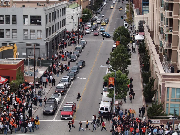 Dünya serisi oyun doğru kaldırım boyunca yürüyüş insanlar kalabalık — Stok fotoğraf
