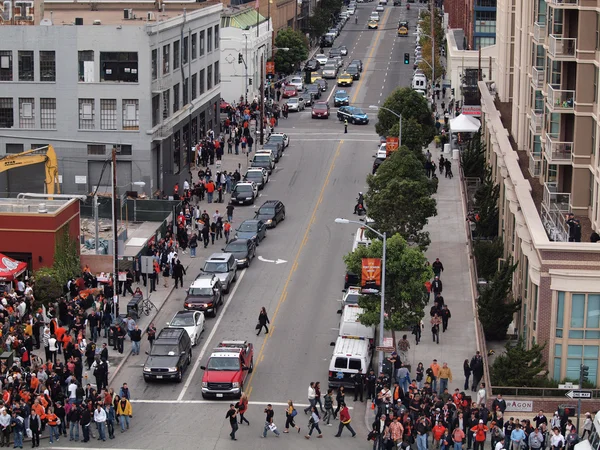 Crowd of people walk along sidewalk towards World Series game — Stock Photo, Image