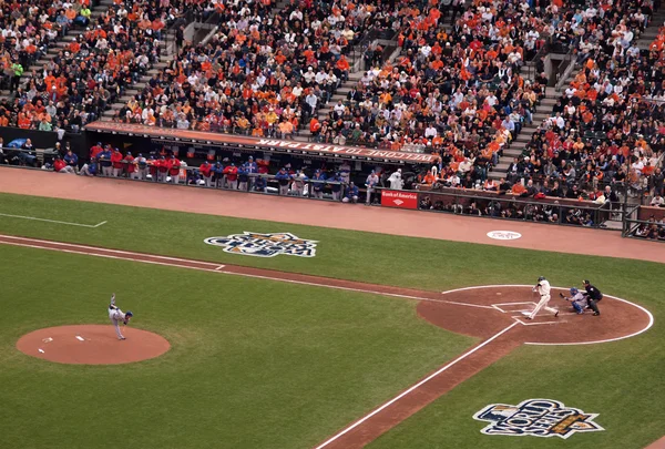 Rangers Pitcher CJ Wilson lanza pelota al bateador Giants Pat Burre —  Fotos de Stock