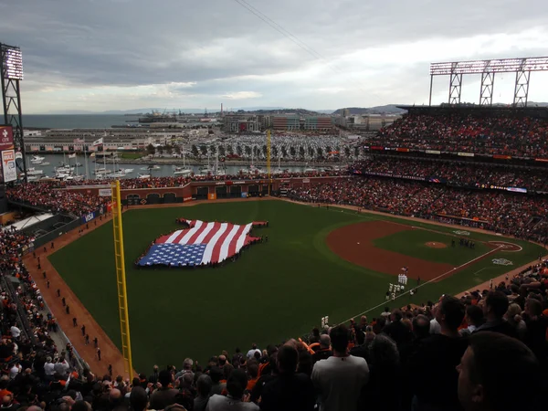 La gente sostiene una bandera de Estados Unidos en la forma de los 48 estados inferiores d — Foto de Stock