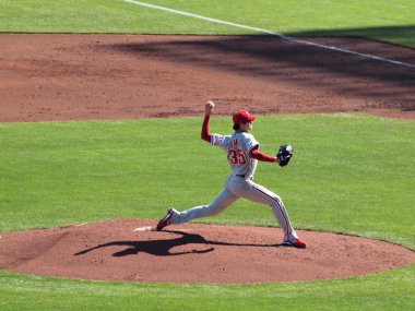 Sahası kol hava ve gölge döküm ile yere atmak için Philles Cole Hamels adımları ileri