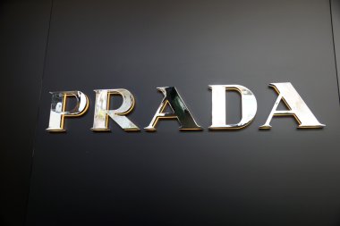 Altın Prada logosuna siyah duvar