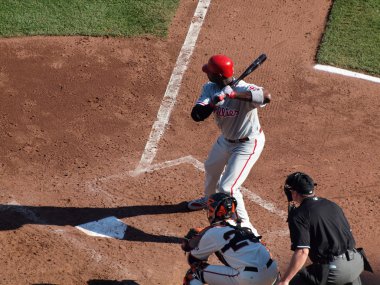 Omuz hamurları kutusunda yarasa Phillies Ryan Howard tutar