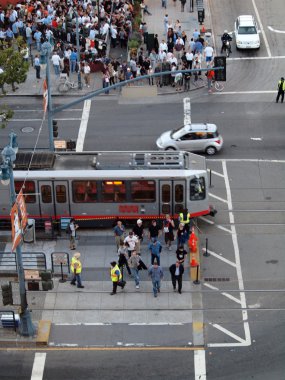 Ballpar için almak için kalabalığın insanlar geçiş Caddesi'nin havadan görünümü