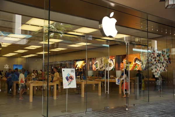 The Apple retail store in Honolulu at the Ala Moana Center adver — Stock Photo, Image