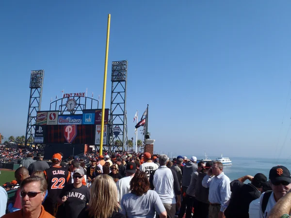 La foule des fans de baseball se promène le long du pont d'arcade pendant le jeu t — Photo