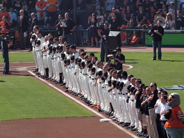 Row of Giants Players stand with hats removed during National an — Stock Photo, Image