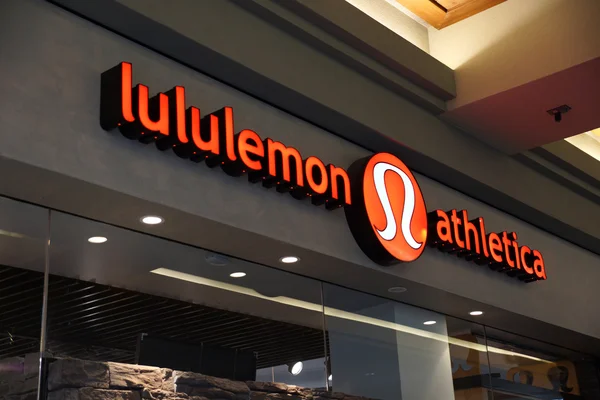 Магазин Lululemon и вывеска в центре Ala Moana — стоковое фото