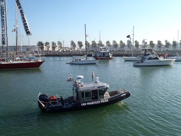 San Francisco Police boat cruise though McCovey Cove patroling t — Stock Photo, Image