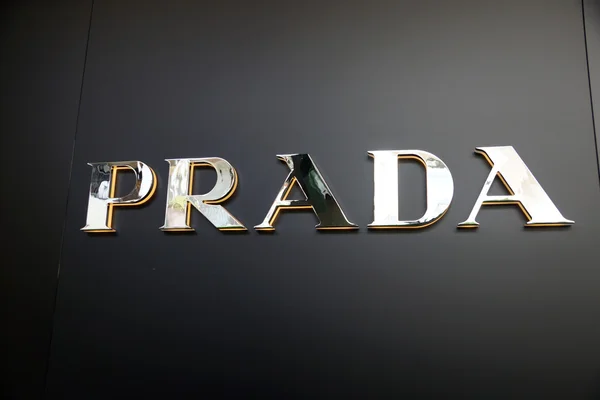 Gouden Prada Logo op zwarte muur — Stockfoto