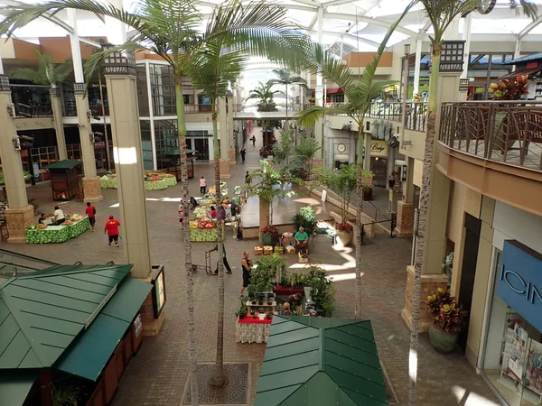 Mercado de agricultores en el centro comercial Queen Kaahumanu con profesionales locales frescos — Foto de Stock